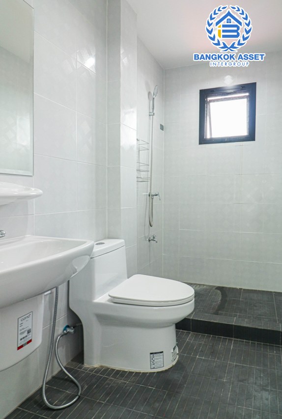 *****บ้านเดี่ยว 3 ชั้น โซนลาดพร้าว ม.โชคชัย 4 ซอย36 เนื้อที่ 55 ตร.ว. พร้อมฟังก์ชัน 4 ห้องนอน 4 ห้องน้ำ 2 ที่จอดรถ บริเวณบ้านกว้างขวาง ภายในสวยพร้อมเข้าอยู่ เข้า-ออกได้หลายเส้นทาง ใกล้ห้างสรรพสินค้าชั้นนำมากมาย เชื่อมต่อรถไฟฟ้าสายสีเหลือง "สถานีโชคชัย4" และทางด่วน "ฉลองรัช"